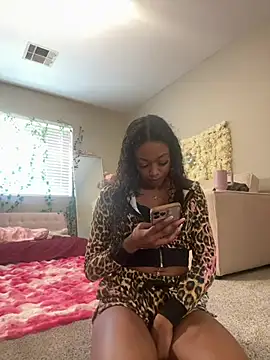 Snapshot of mismialove chatting on 07/13/26, 05:23 mismialove online show from 07/13/26, 05:23