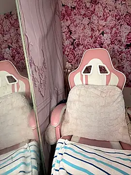 Snapshot of mismialove chatting on 04/14/26, 09:14 mismialove online show from 04/14/26, 09:14