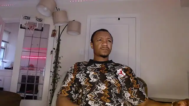 Snapshot of Letgeti chatting on 11/25/25, 10:32 Letgeti online show from 11/25/25, 10:32