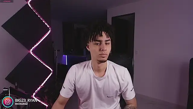 Snapshot of bigryann23 chatting on 11/24/25, 11:27 bigryann23 online show from 11/24/25, 11:27