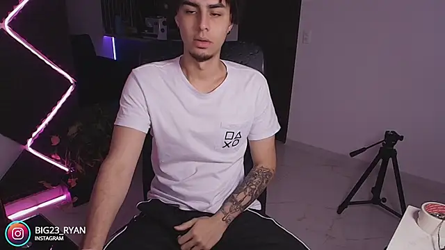 Snapshot of bigryann23 chatting on 11/29/25, 03:28 bigryann23 online show from 11/29/25, 03:28