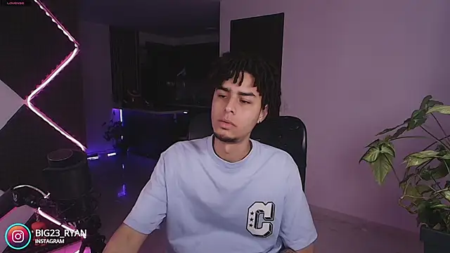 Snapshot of bigryann23 chatting on 11/16/25, 02:27 bigryann23 online show from 11/16/25, 02:27