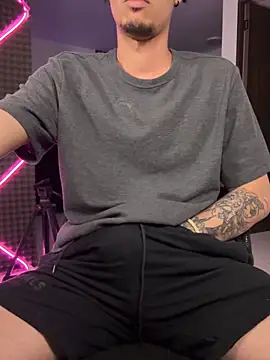 Snapshot of bigryann23 chatting on 11/21/25, 03:16 bigryann23 online show from 11/21/25, 03:16